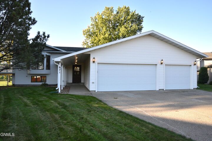 671 Macon Drive  Bismarck ND 58504 photo