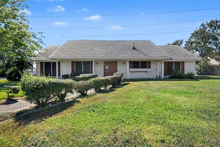 Property Photo:  5001 Glenhaven Drive  TX 77521 