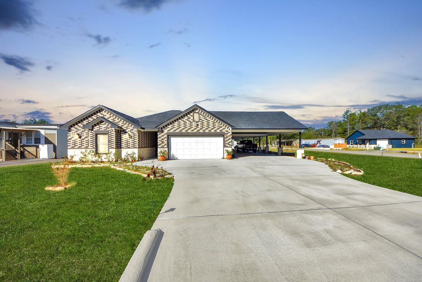 Property Photo: 213 Newman Court TX 77303