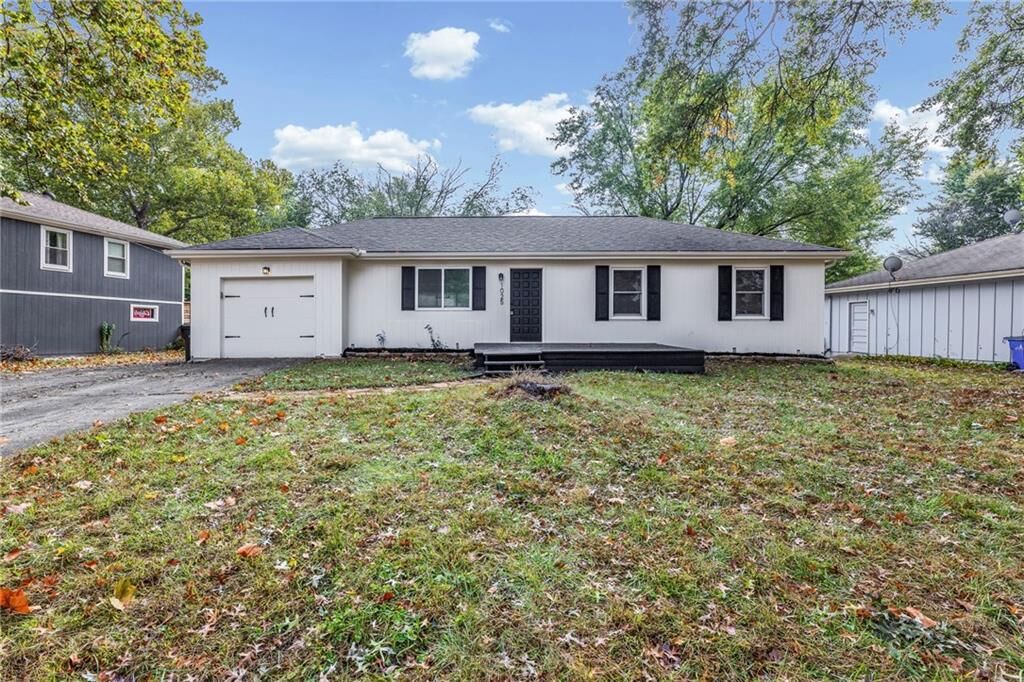 Property Photo:  1025 W Fairwood Lane  KS 66061 