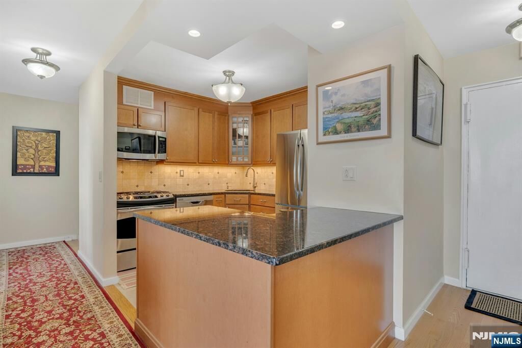 Property Photo:  2000 Linwood Avenue 22R  NJ 07024 