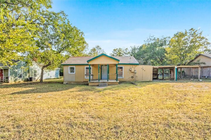 Property Photo:  706 W Hendricks Street  TX 75104 