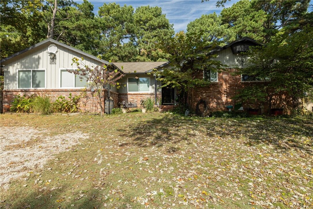 Property Photo: 2348 E Yvonne Drive AR 72703
