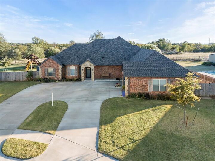 Property Photo:  516 Kings Court  OK 73089 