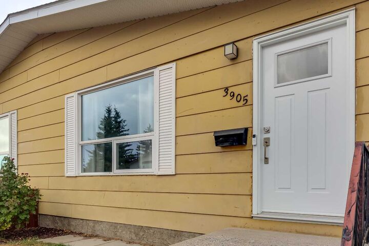 Property Photo:  3905 54 Avenue  AB T4G 1E9