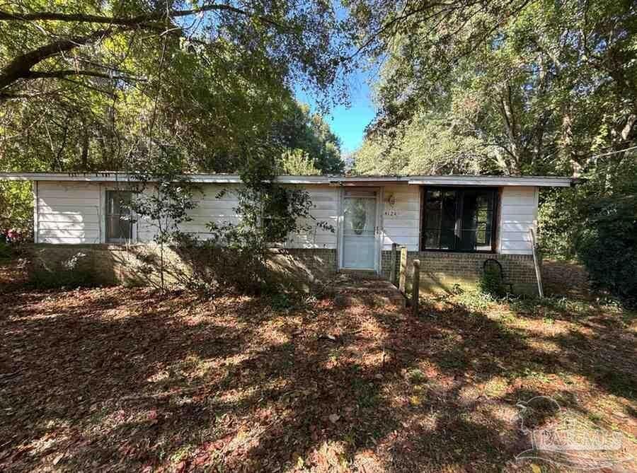 Property Photo: 4124 Lawrence Ave FL 32571