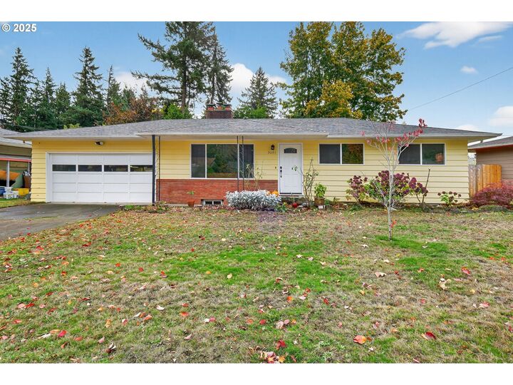 Property Photo:  3051 SE 171st Dr  OR 97236 