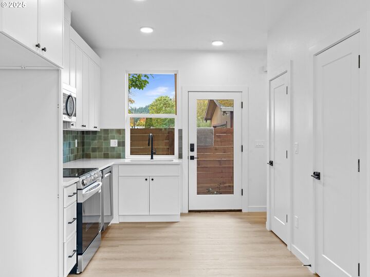 Property Photo: 8416 SE Clay St 4 OR 97216