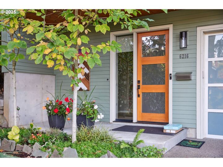Property Photo: 6216 SE Belmont St OR 97215