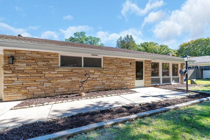 Property Photo: 914 N Mission Rd KS 67206