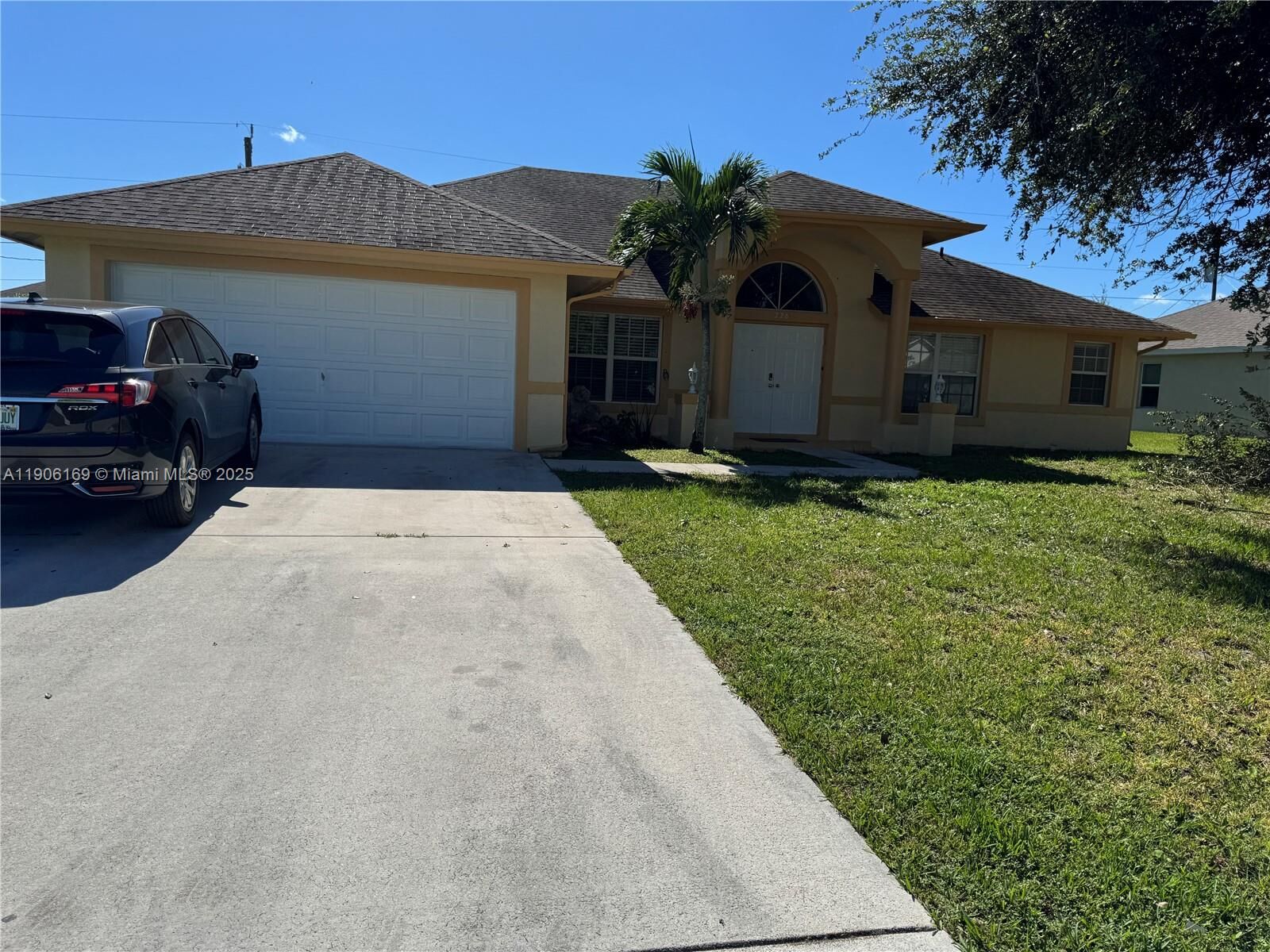 Property Photo: 726 SW McCracken Avenue FL 34953