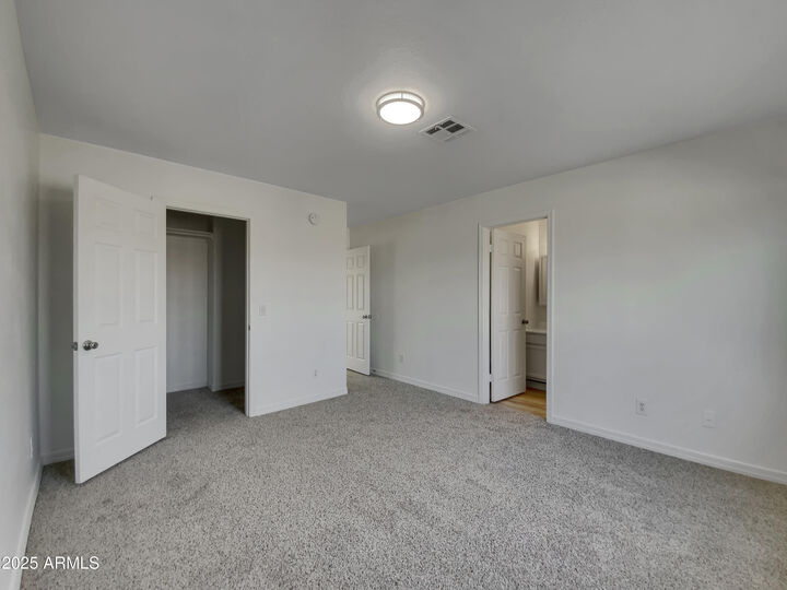 Property Photo:  690 E Osage Avenue  AZ 85119 