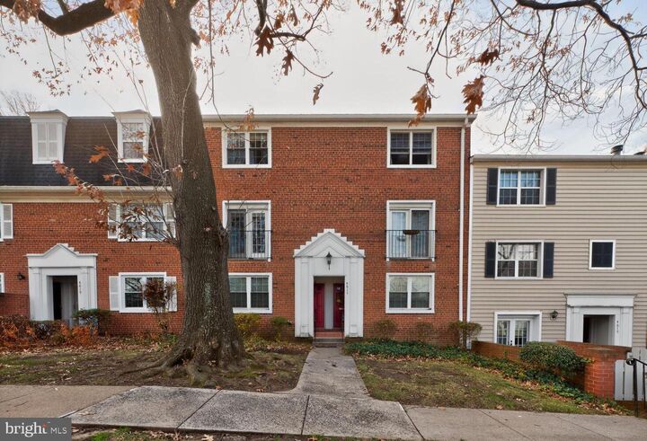 Property Photo:  4617 28th Road S B  VA 22206 