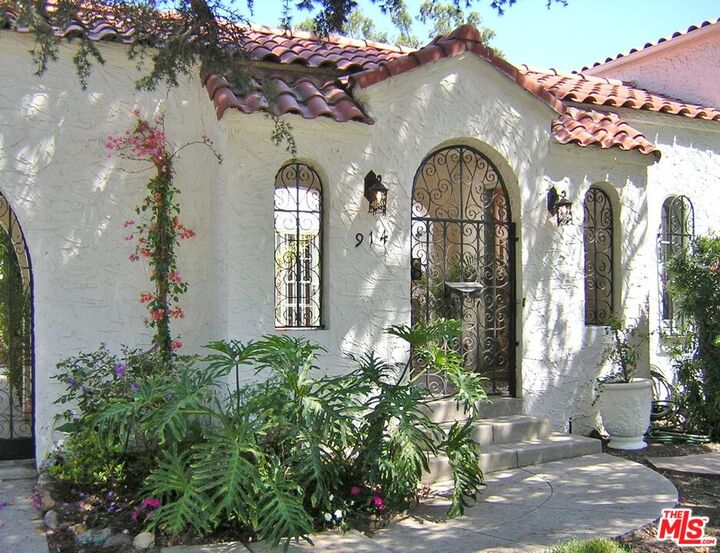 Property Photo: 914 S Burnside Ave CA 90036