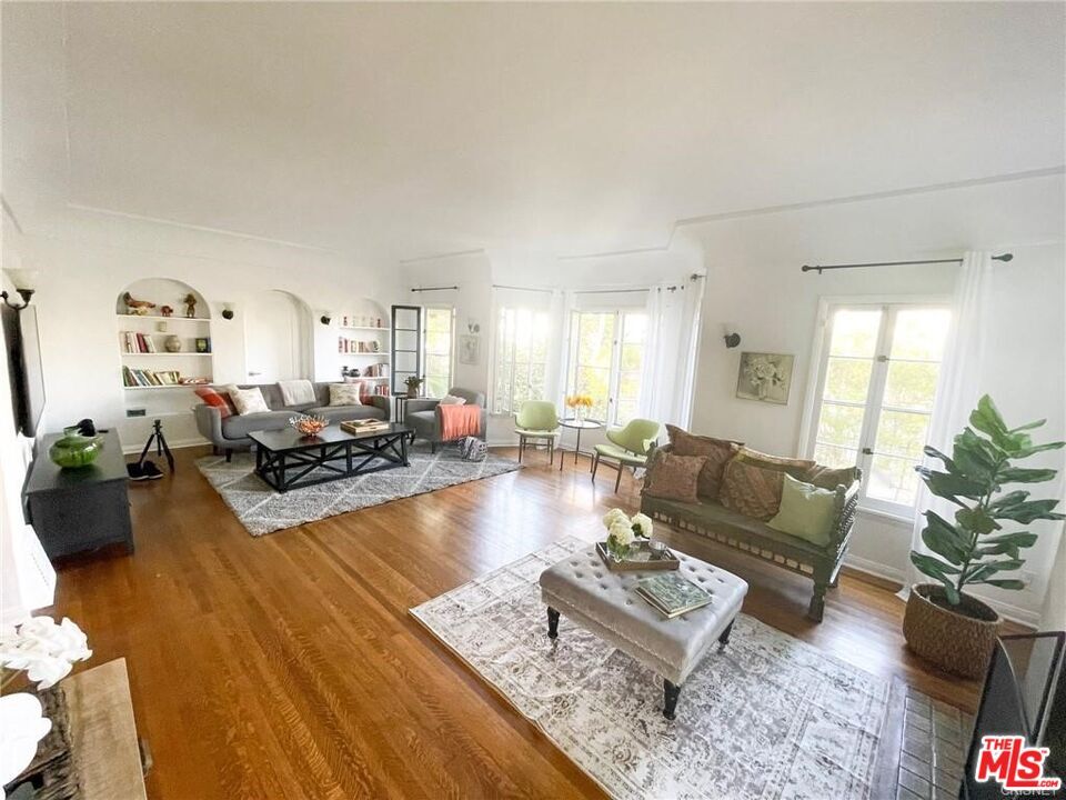 Property Photo: 601 S Sweetzer Ave CA 90048