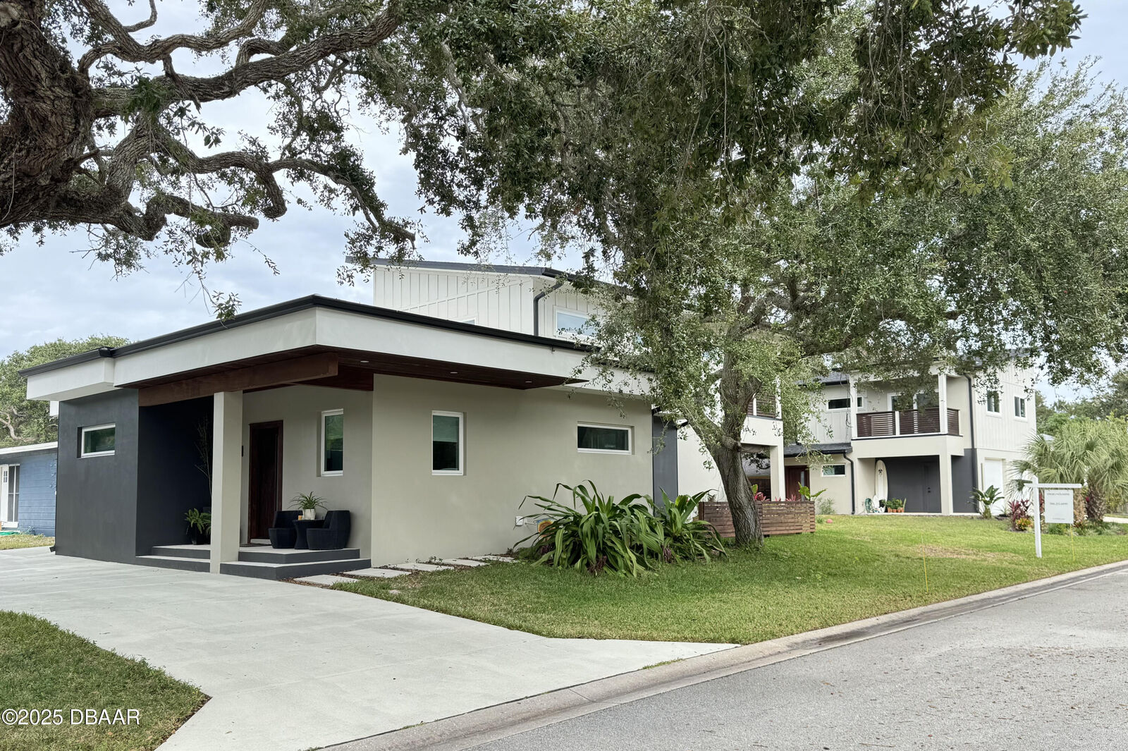 Property Photo: 3211 Saxon Drive FL 32169