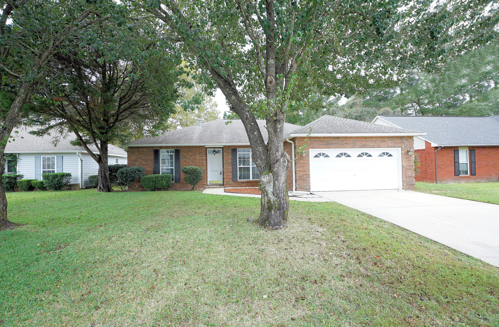 Property Photo: 4505 Parkwood Square FL 32578