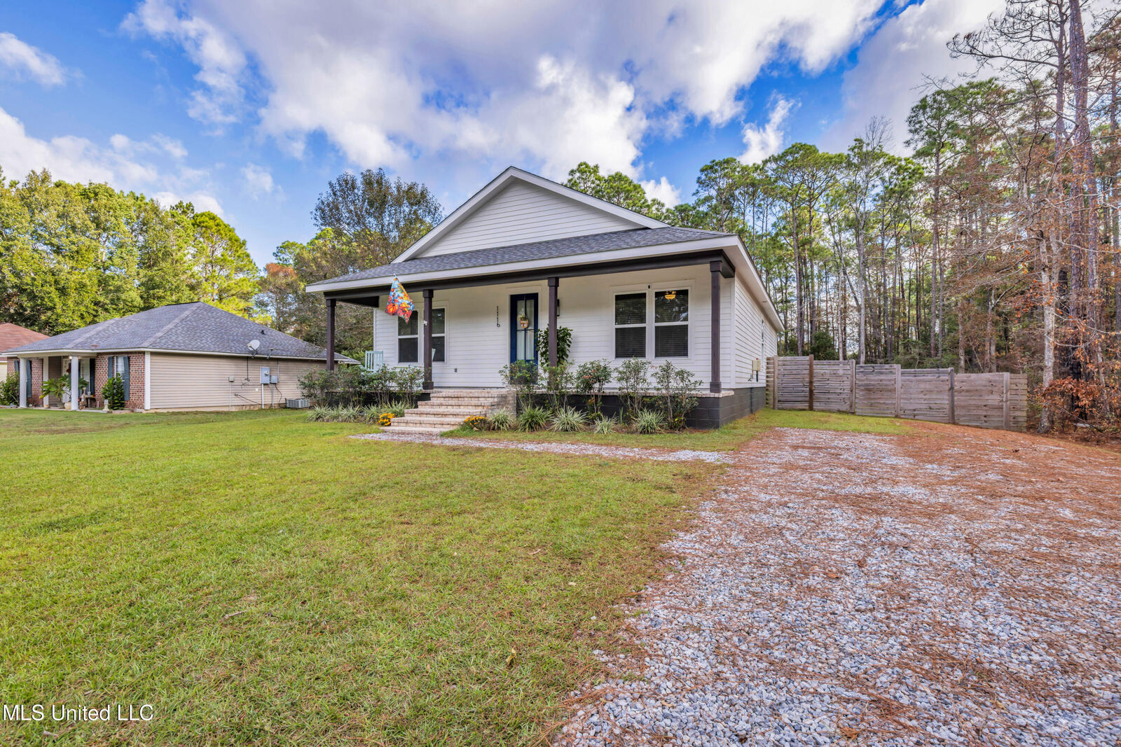 Property Photo:  1116 Oak Street  MS 39564 