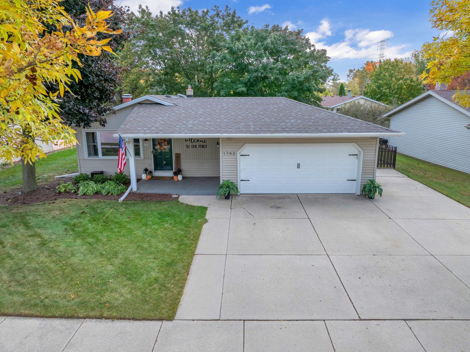Property Photo: 1743 Knoll Crest Dr WI 53081