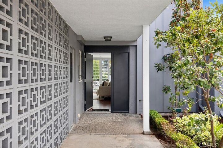 Property Photo: 1008 Buckingham Lane 17 CA 92660