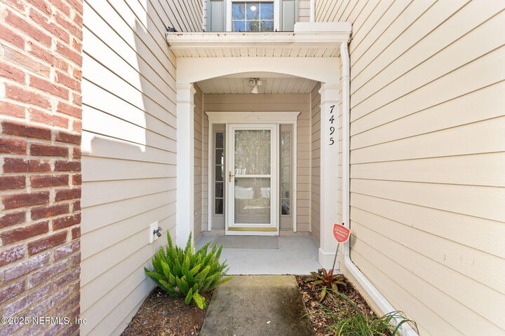 Property Photo: 7495 Devondale Way FL 32256