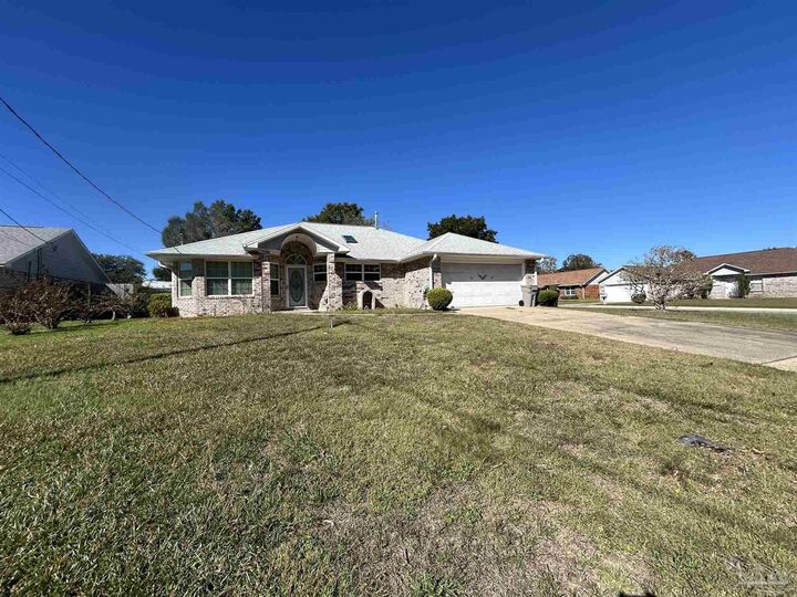 Property Photo: 915 Valley Ridge Dr FL 32514