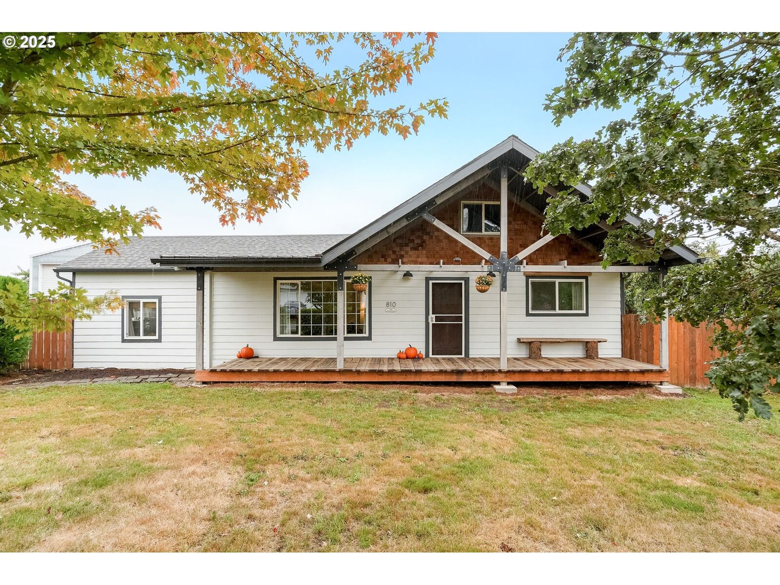 Property Photo: 810 Northwood Dr NE OR 97317