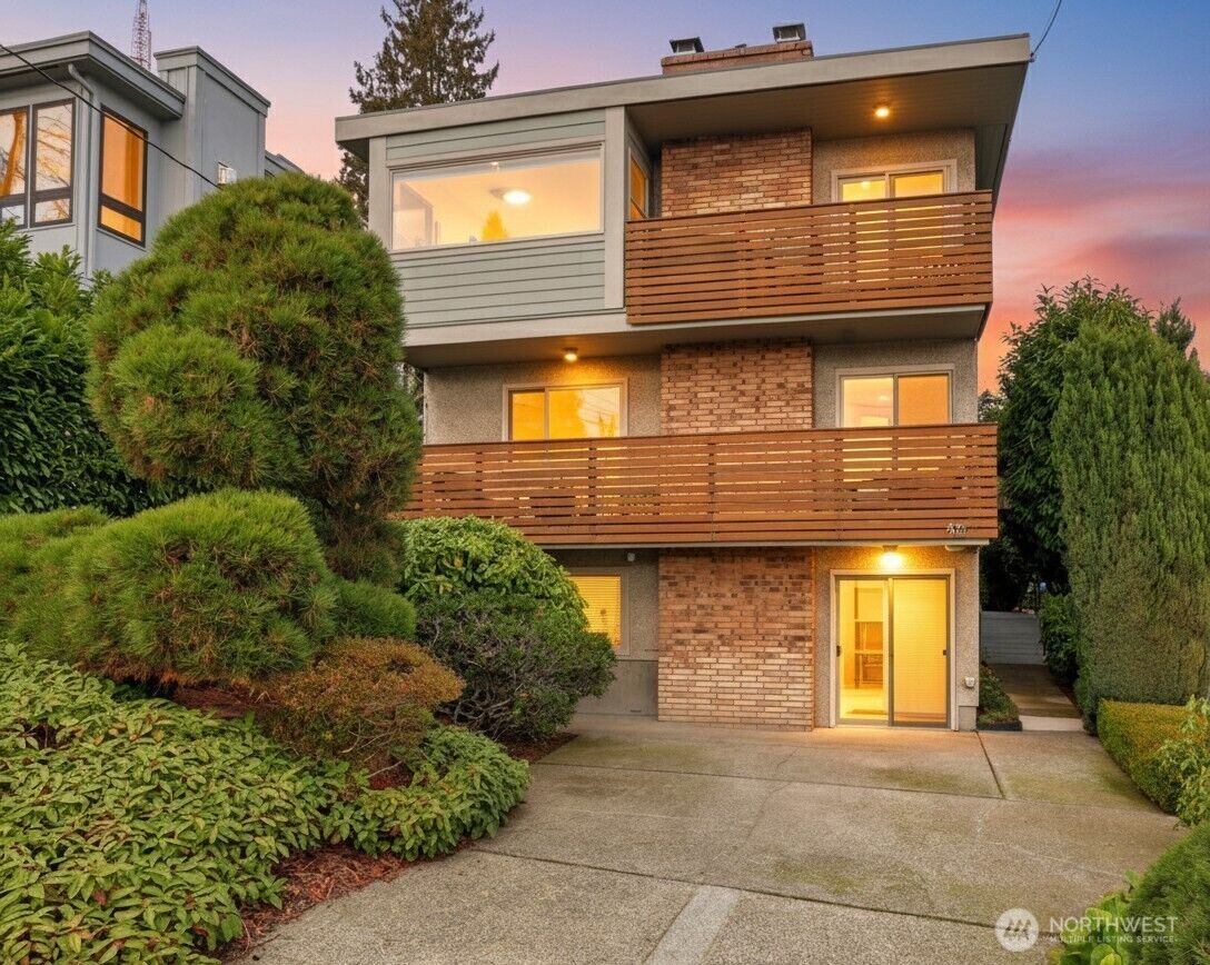 Property Photo: 418 Highland Drive 4 WA 98109