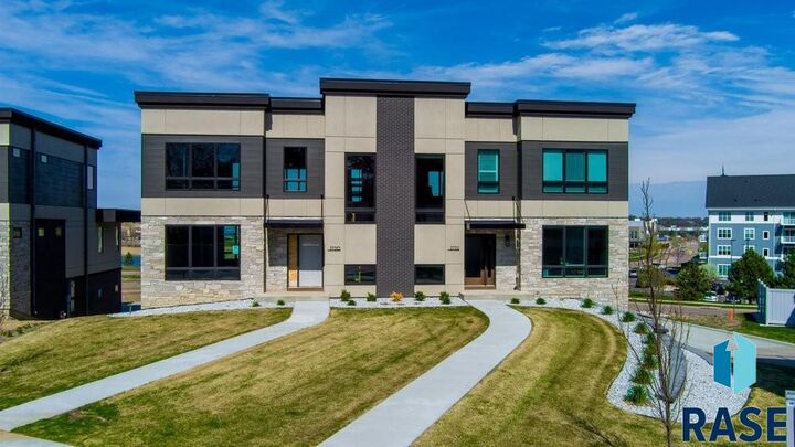 Property Photo: 2720 S Oriya Pl SD 57106