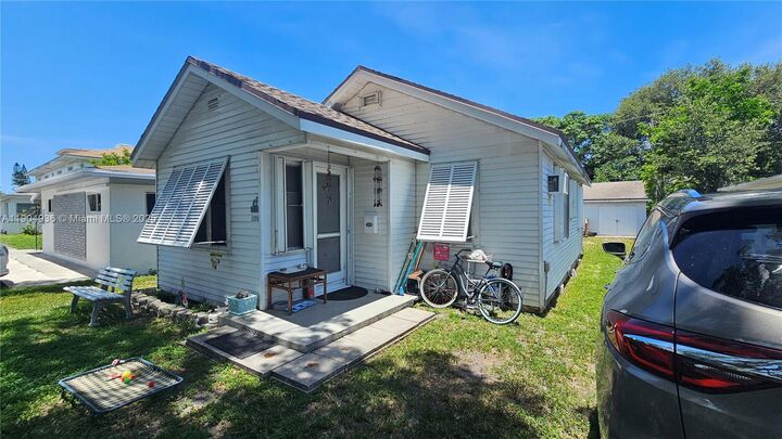 Property Photo:  1209 N 17th Ct  FL 33020