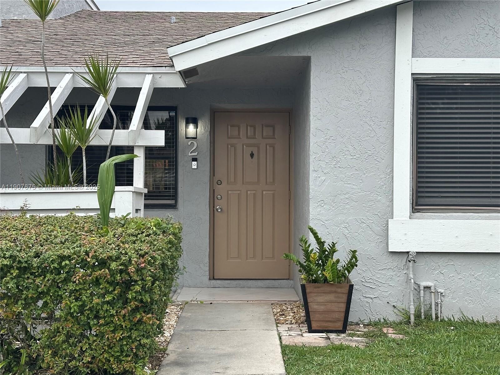 Property Photo:  603 Racquet Club Rd 2  FL 33326