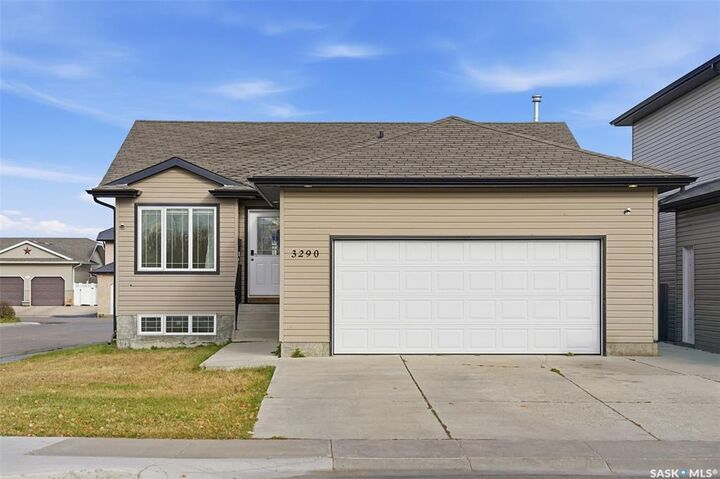 Property Photo:  3290 McClocklin Road  SK S7R 0B9 
