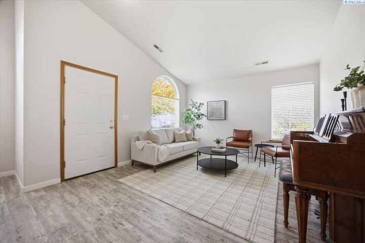 Property Photo:  3435 S Dennis St  WA 99337-3043 