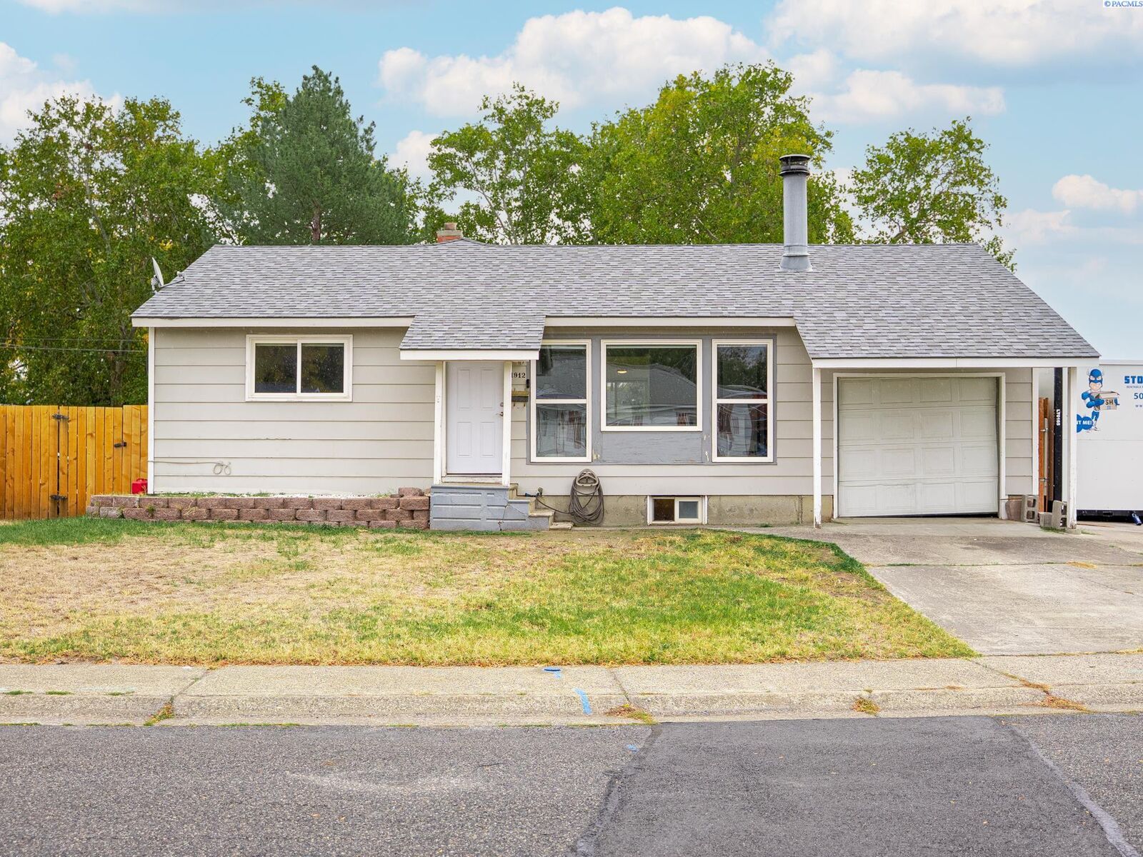 Property Photo:  1912 Hood Ave  WA 99354-2232 