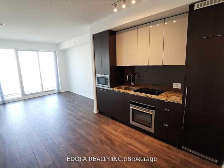 Property Photo:  125 Blue Jays Way 4706  ON M5V 0N5 