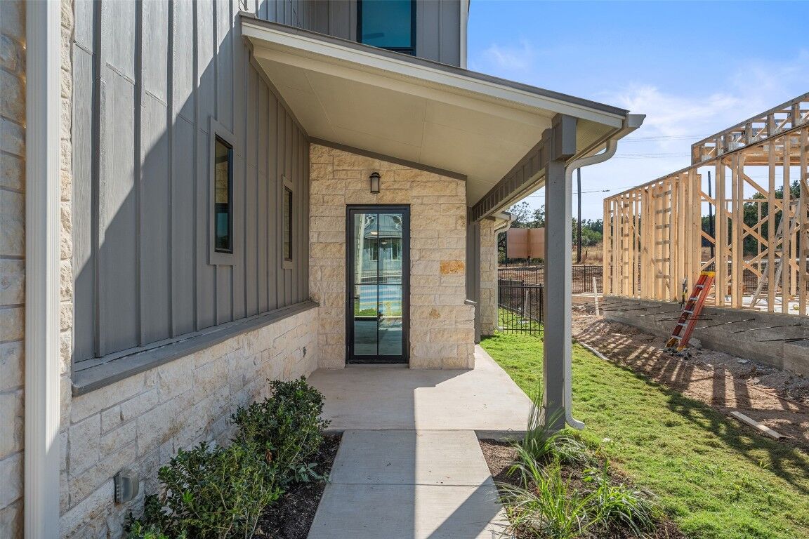 Property Photo: 711 N Paleface Ranch Road 8 TX 78669