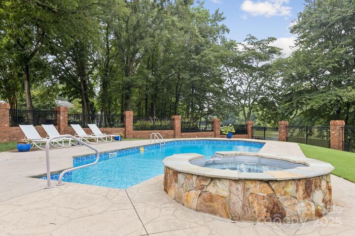 Property Photo: 6331 Dovefield Road NC 28277