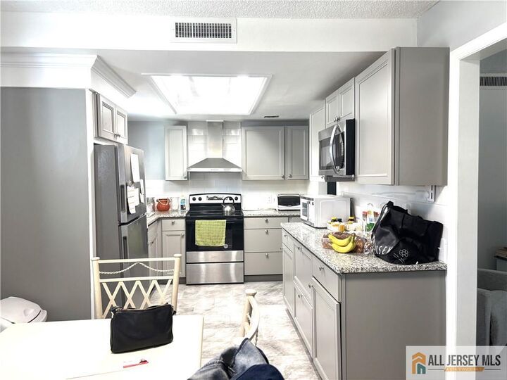 Property Photo: 303 Sharon Way 303B NJ 08831