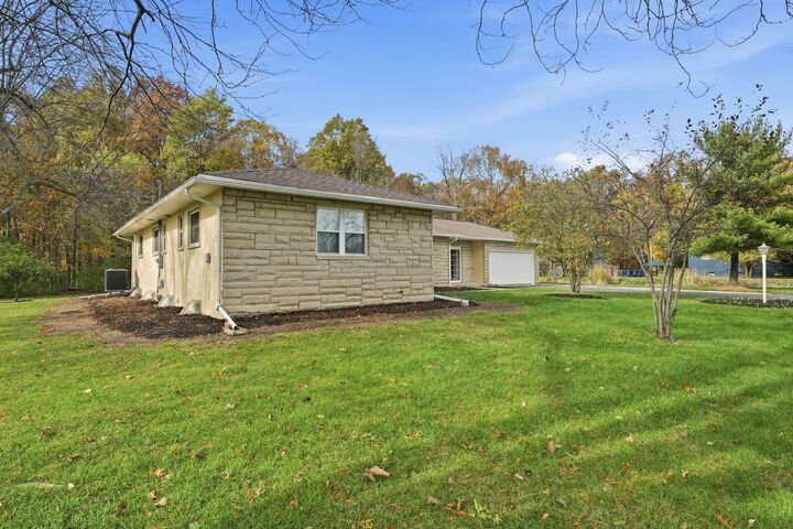 Property Photo:  854 S Section Line Road  OH 43015 