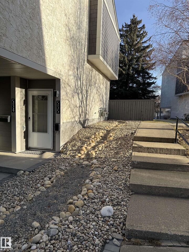 Property Photo:  535 Willow Court NW  AB T5T 2K7 