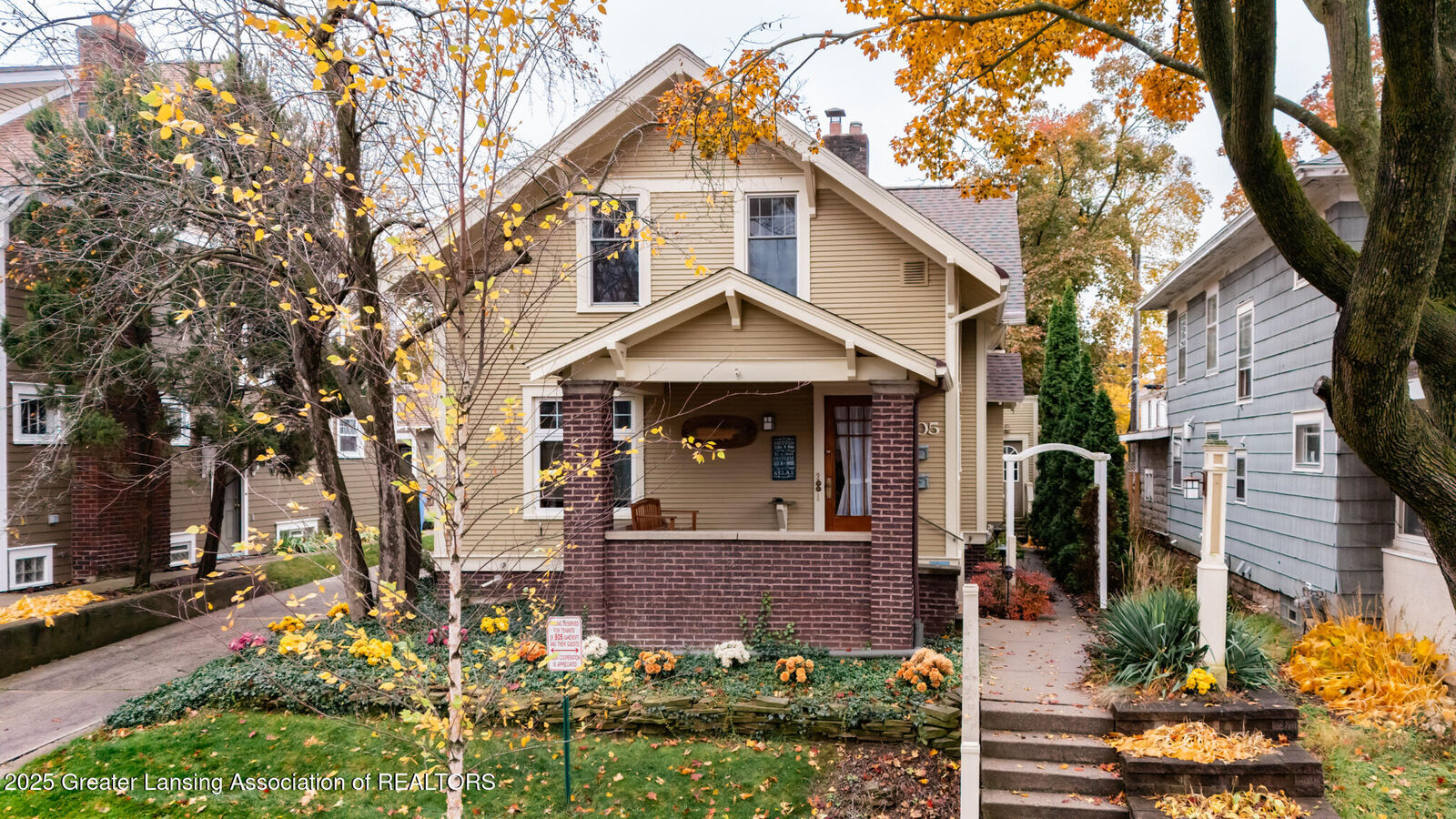 Property Photo:  805 Bancroft Court  MI 48915 