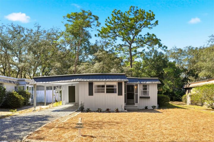 Property Photo: 403 N Niblick Lane FL 32746