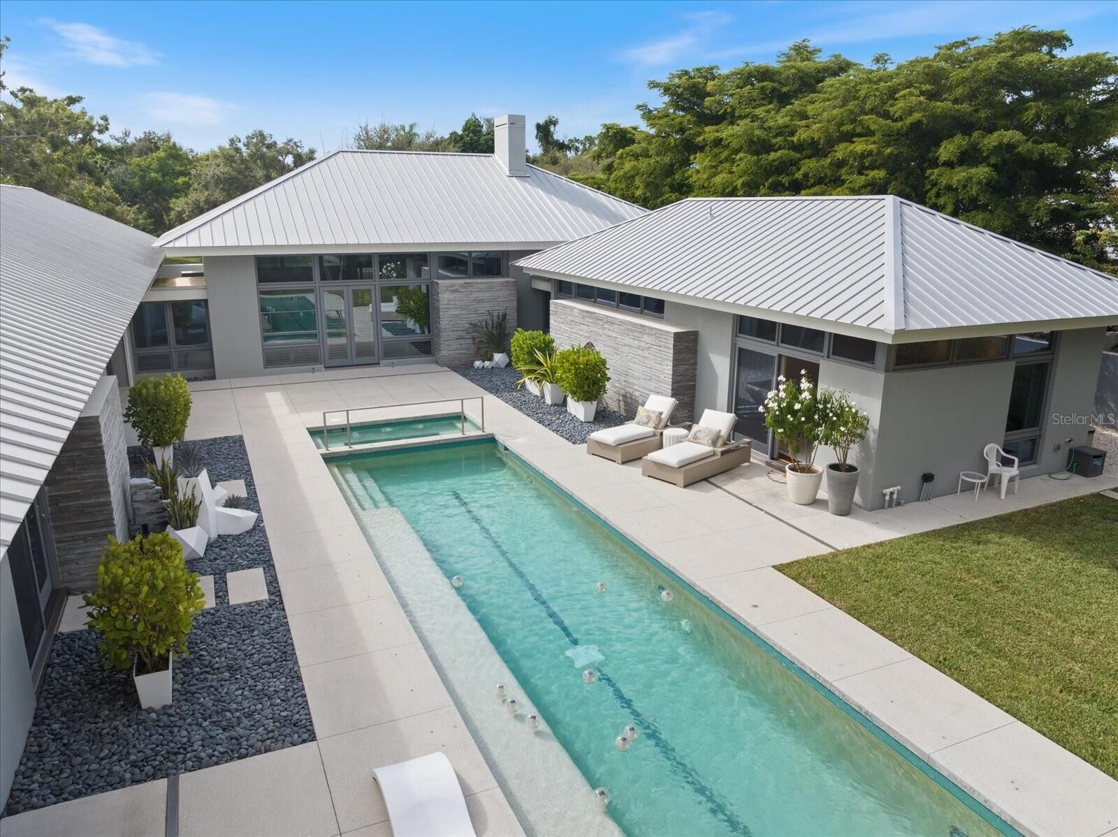 Property Photo:  1739 Cherokee Drive  FL 34239 