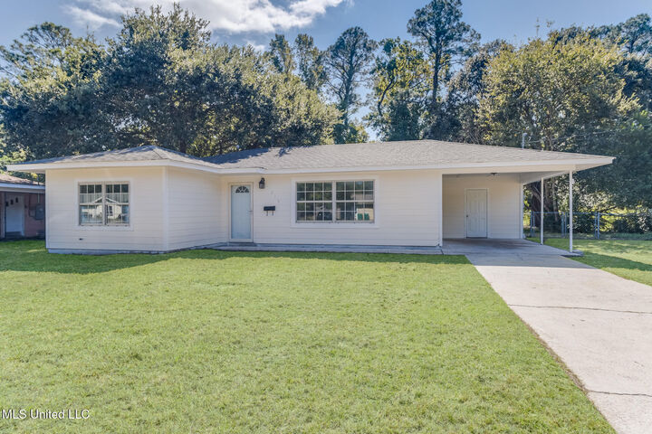 Property Photo:  215 Ridgeway Drive  MS 39507 