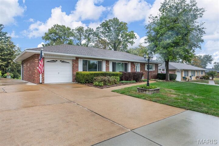 10915 Vargas Drive  St Louis MO 63123 photo