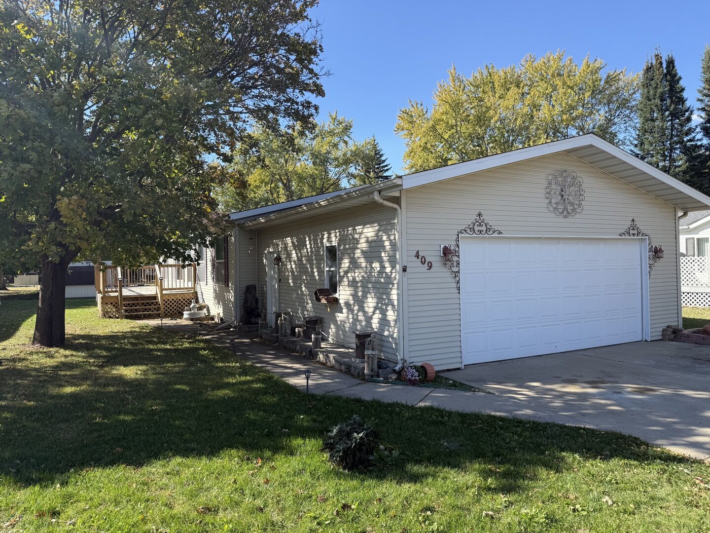 Property Photo: 409 E Wood Lane IL 61008