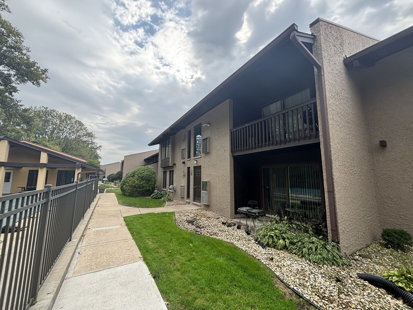 Property Photo: 1050 Holbrook Road 1H IL 60430