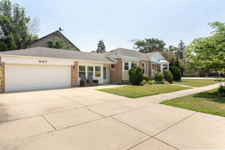 Property Photo: 907 Wilkinson Parkway IL 60068