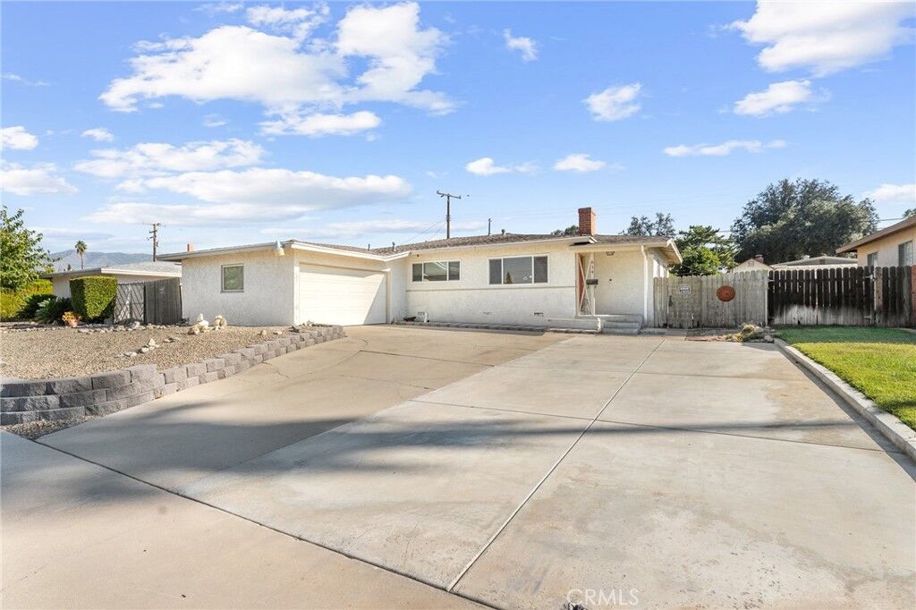 Property Photo: 614 Naomi CA 92374
