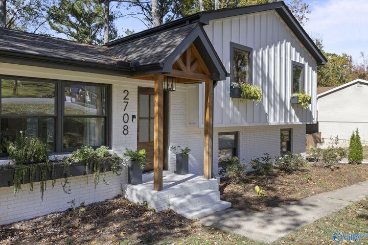 Property Photo: 2708 Briarwood Drive SE AL 35801